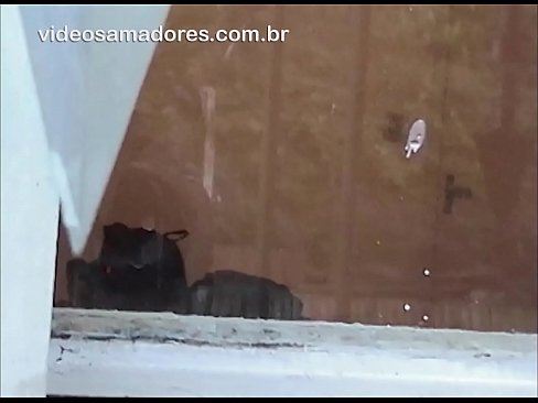 ❤️ Home cachondo mirando á súa moza con outro mozo, gravando un vídeo de carallo sen molestar á parella ❤️❌ Follar en nós