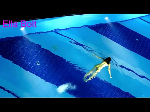 ❤️ Non podo deixar de mirar, unha moza loira que é sorprendida nadando espida na piscina do resort ELLA BOLT ❤️❌ Follar en nós
