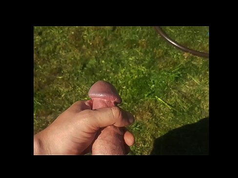 ❤️ A guapa quente recibe o seu coño rosa fodido e corre cun chorro nun xardín de verán ❤️❌ Follar en nós