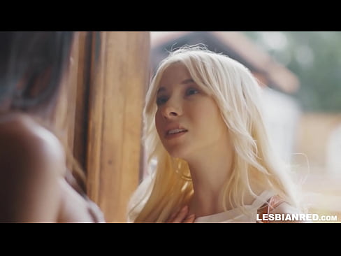 ❤️ A nena chega a casa uns meses despois e acaba comendo o coño da súa madrastra ❤️❌ Follar en nós